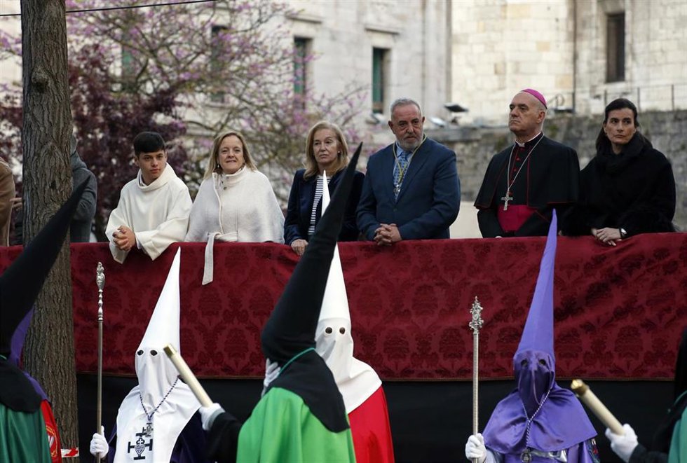 Centenares de personas siguen la procesión del Santo Entierro de Santander