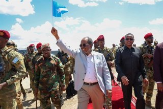 El presidente de Somalia, Hasan Sheij Mohamud, llega al aeropuerto de Baidoa, estado de Suroeste, a 3 de abril de 2026