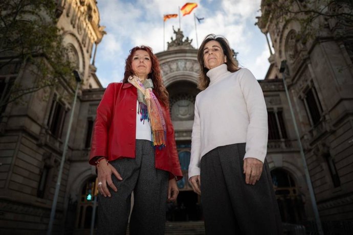 Anna Choy y Eulàlia Perona junto a la Audiencia de Barcelona