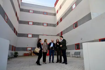 La consejera de Inclusión Social, Juventud, Familias e Igualdad de la Junta de Andalucía, Loles López, ha realizado una visita técnica a las instalaciones de la futura central de llamadas del Servicio Andaluz de Teleasistencia en Málaga.