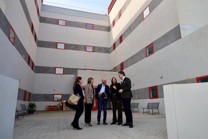 La consejera de Inclusión Social, Juventud, Familias e Igualdad de la Junta de Andalucía, Loles López, ha realizado una visita técnica a las instalaciones de la futura central de llamadas del Servicio Andaluz de Teleasistencia en Málaga.