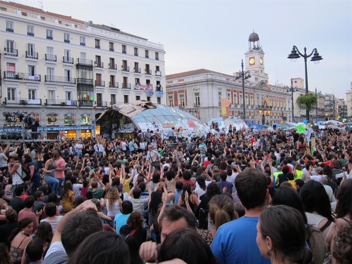 Archivo - Arquivo -     A assembleia geral do Movimento 15M em Madri aprovou por consenso o desmontamento do acampamento na Puerta del Sol no próximo domingo, 12 de junho, data em que está prevista a realização de um grande ato de protesto no centro da ci