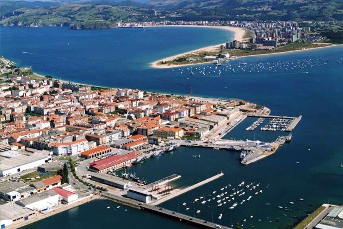 Archivo - Vista aérea de la zona del Puerto de Santoña