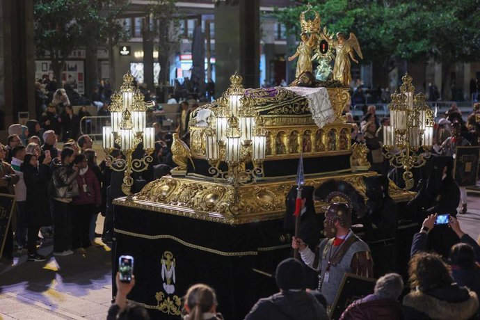 Procesión del Santo Entierro,  con el Cristo de la Cama de la Hermandad de la Sangre de Cristo.