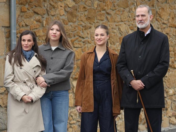 Archivo - Los Reyes, la princesa Leonor y la Infanta Sofía durante el acto de entrega del premio al ‘Pueblo Ejemplar de Asturias 2025, a 25 de octubre de 2025, en Valdesoto, Sieto, Asturias (España)