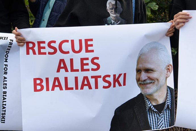 Archivo - September 25, 2024, Vilnius, Lithuania: A protester holds a poster of Nobel laureate Ales Bialiatski during a solidarity demonstration in Vilnius. Nobel Peace Prize laureate, Belarusian human rights defender Ales Bialiatski turned 62 on Septembe