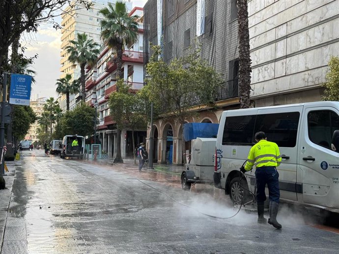 El Ayuntamiento de Huelva activa el dispositivo de limpieza para la retirada de cera con turnos de mañana, tarde y noche.