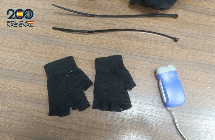 Objetos intervenidos a los jóvenes por el robo en el interior de vehículos en La Soledat.