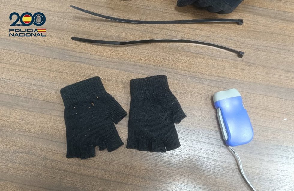 Objetos intervenidos a los jóvenes por el robo en el interior de vehículos en La Soledat.