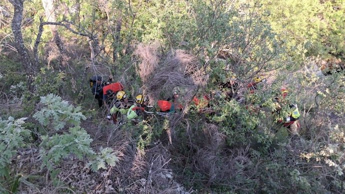 Archivo - Bomberos rescatan a un excursionista que se había caído y se había lesionado el tobillo cerca de Losar de la Vera (Cáceres).
