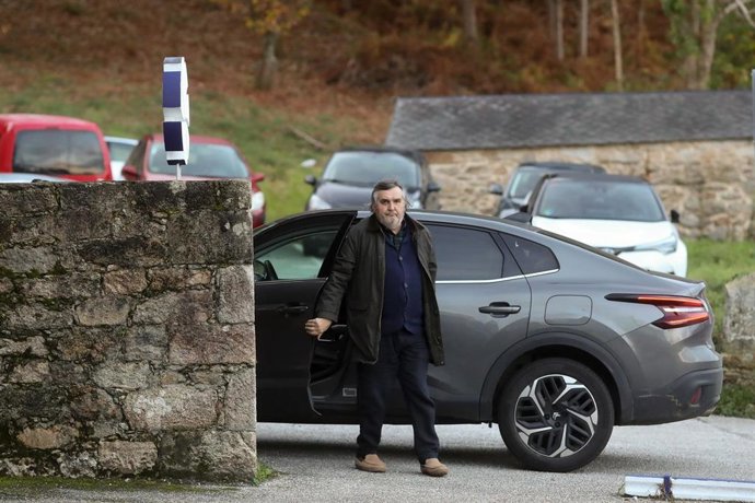 Archivo - O dono de Sargadelos, Segismundo García, á súa chegada á fábrica, a 28 de novembro de 2025, en Cervo, Lugo, Galicia (España).