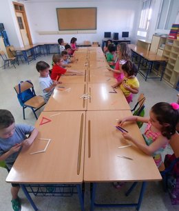 Archivo - Imagen de archivo de alumnos en un aula. 