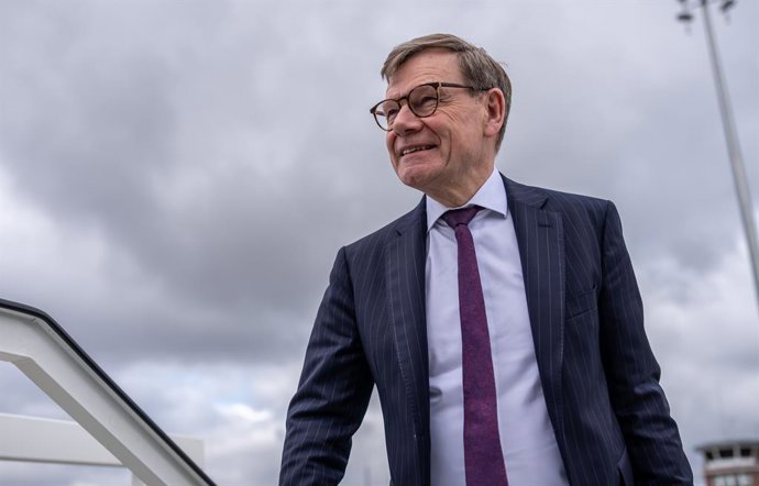 26 March 2026, Brandenburg, Schoenefeld: German Foreign Minister Johann Wadephul boards a plane to travel to the G7 foreign ministers' meeting in France. Photo: Michael Kappeler/dpa