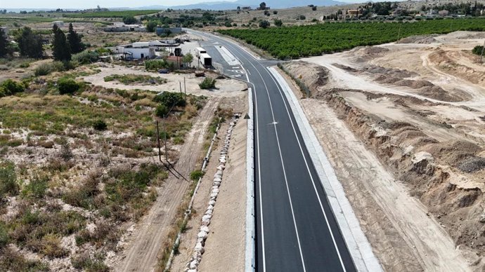 Imagen de la carretera RM-531 en Alguazas en un tramo renovado y mejorado recientemente por la Comunidad.