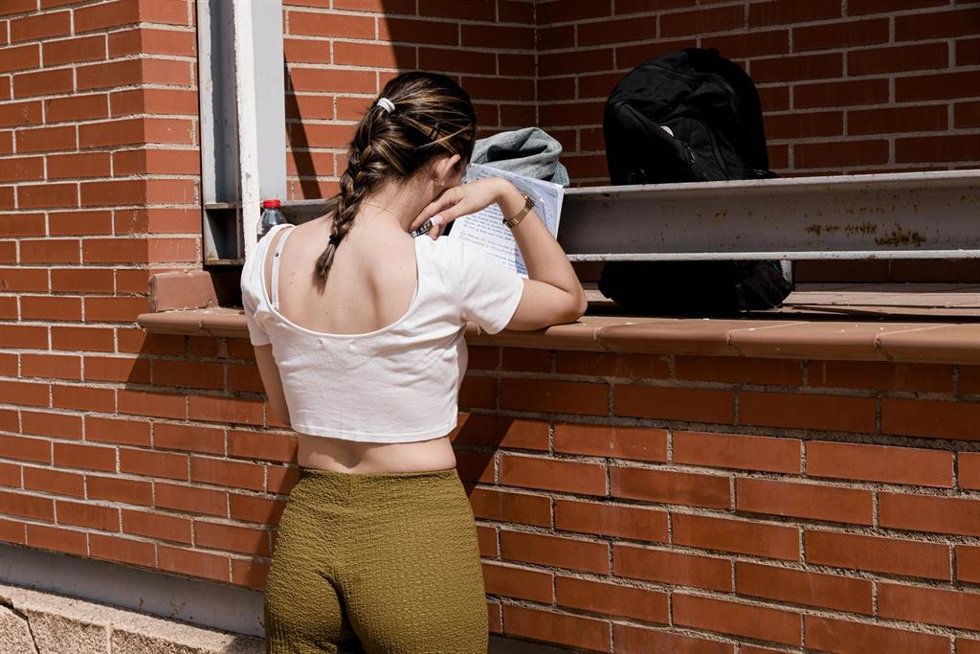 Archivo - Una alumna repasa antes de realizar un examen  