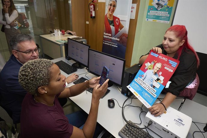 Archivo - El consejero García, con dos alumnas de un curso anterior.