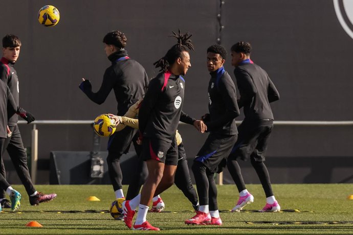Archivo - Arquivo - Jules Koundé e Alejandro Balde durante o treino do FC Barcelona antes da partida da La Liga EA Sports, da Liga Espanhola, contra o Getafe CF na Ciudad Esportiva Joan Gamper, em 17 de janeiro de 2025, em Sant Joan Despi, Barcelona, Espa