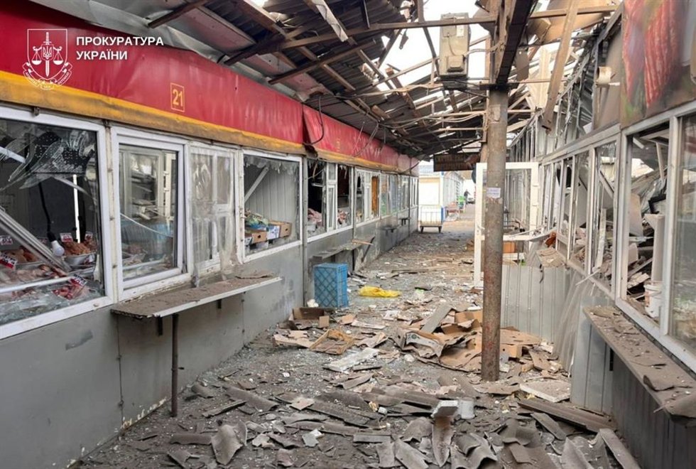 Imagen de un presunto bombardeo ruso contra un mercado en la localidad ucraniana de Nikopol, a 4 de abril de 2026