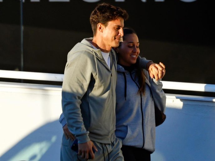 Archivo - Álex González y su novia, Carla Virgós, visitan un centro comercial, a 19 de febrero de 2026, en Madrid (España)