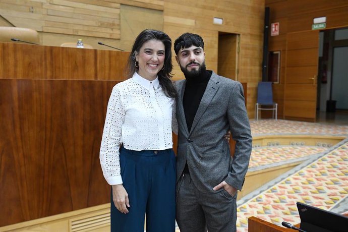 Archivo - La portavoz de Más Madrid en la Asamblea, Manuela Bergerot, posa con el diputado del grupo en la Asamblea de Madrid Samuel Escudero