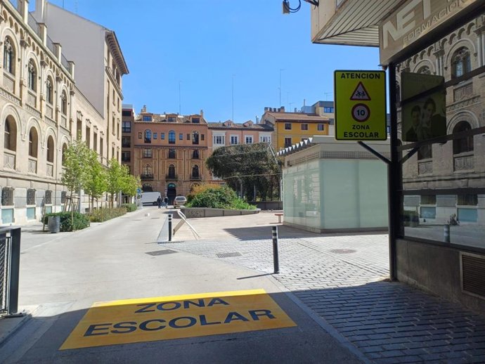 Nueva señalización en la plaza Salamero para reforzar la seguridad vial.