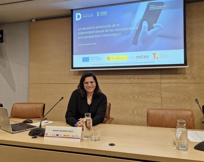 La divulgadora y experta en criminología Beatriz Izquierdo participa en la jornada formativa 'Derechos Digitales de los menores', de la Abogacía Española, enfocada en profundizar en la protección de la infancia y adolescencia en el entorno digital.
