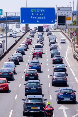 Archivo - Imagen de archivo de tráfico intenso en carreteras andaluzas.