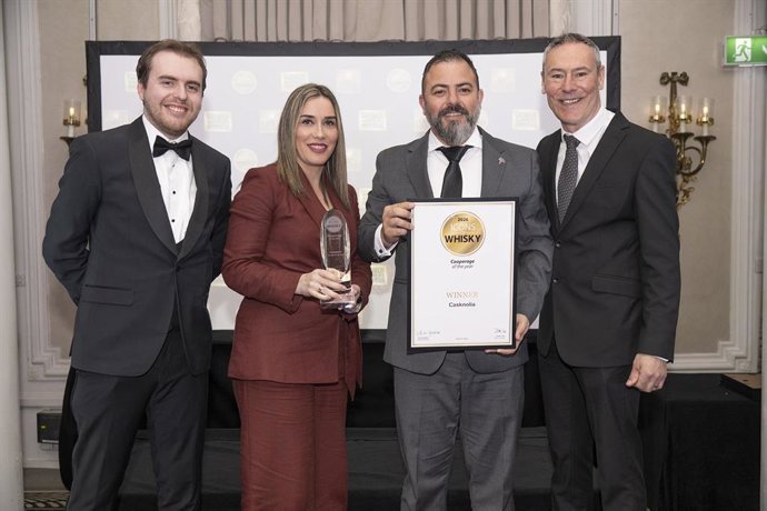 El gerente y maestro tonelero de Casknolia, Rafa Cabello, y la directora adjunta de la tonelería, Elena Raya, en el centro, al recoger el galardón.