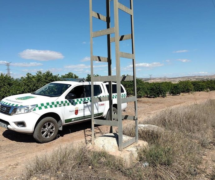 Agentes Medioambientales Inspeccionan Los Apoyos Eléctricos Ubicados En Zonas Sensibles De La Región De Murcia.