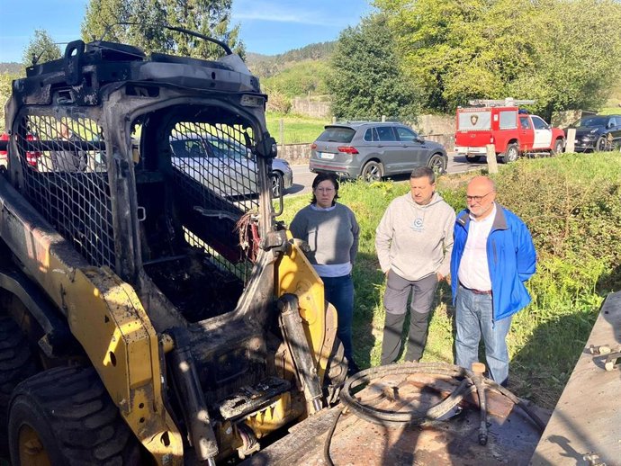 Unha máquina que traballaba en arranxar a N-640 foi incendiada en Cuntis (Pontevedra), a 4 de abril de 2026.