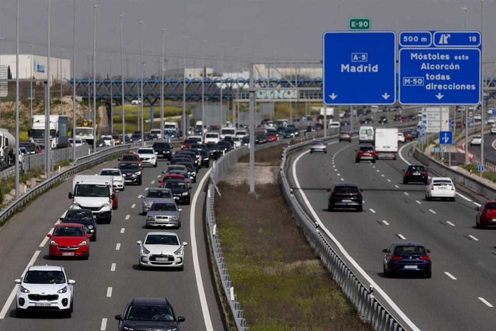 Archivo - Vehículos circulan por la la A5 durante el comienzo de la operación salida de las vacaciones de Semana Santa.