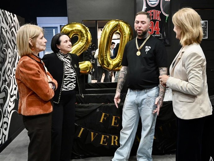 La alcaldesa de Jerez, María José García-Pelayo, visita el estudio de tatuajes y piercing de Jesús Romero por su 20 aniversario.