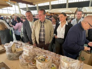 El consejero de Medio Rural, Marcelino Marcos destaca el apoyo del Principado a los quesos y productos locales en la Feria de Taramundi