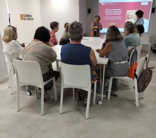 Taller de redes sociales para personas mayores.
