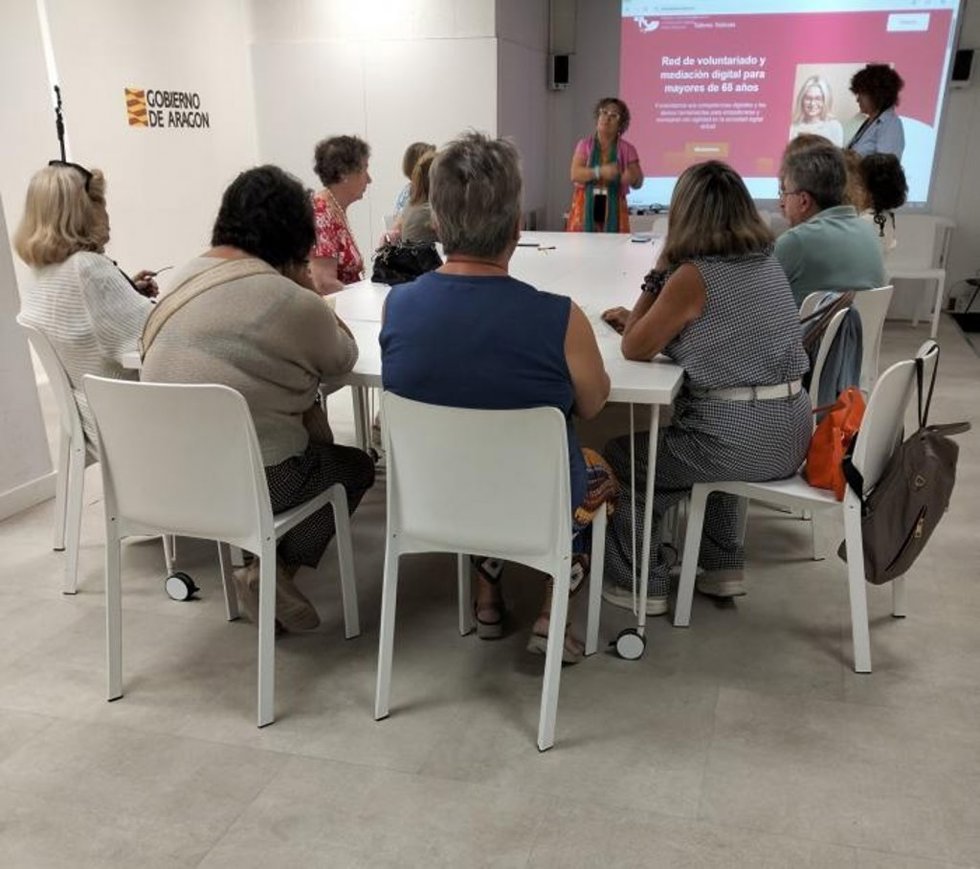 Taller de redes sociales para personas mayores.