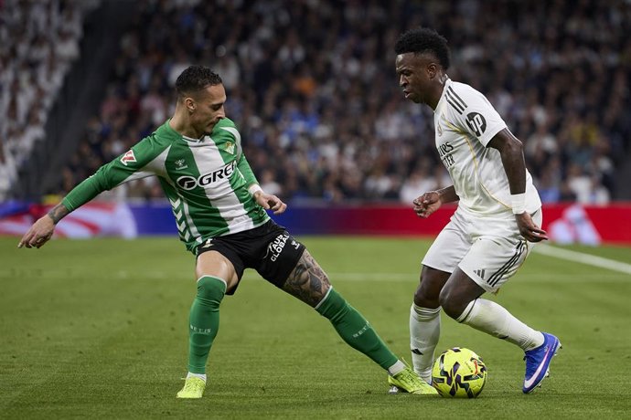 Archivo - Arquivo - 4 de janeiro de 2026, Espanha, Madri: Vinícius Júnior (à direita), do Real Madrid, e Antony, do Real Betis, disputam a bola durante a partida de futebol da Primeira Divisão Espanhola entre o Real Madrid CF e o Real Betis no Estádio San