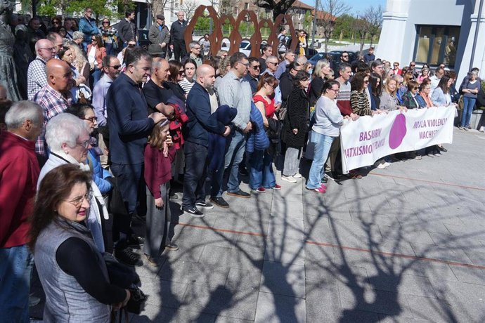 Concentración convocada por el Ayuntamiento de Basauri (Bizkaia) en repulsa del homicidio de una vecina