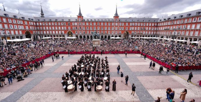 Tamborrada de Semana Santa en la Plaza Mayor de Madrid.