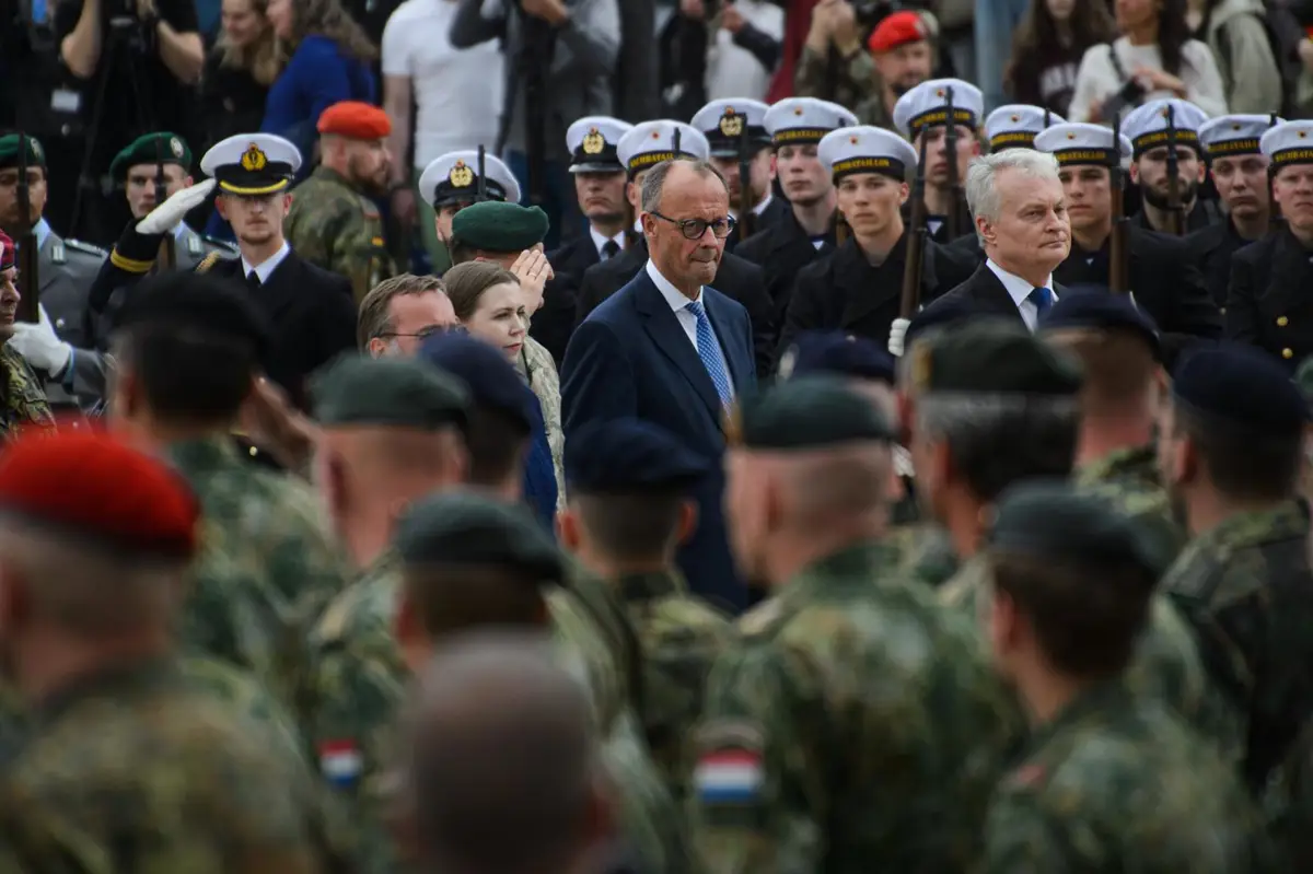 Friedrich Merz durante un acto militar en Vilna