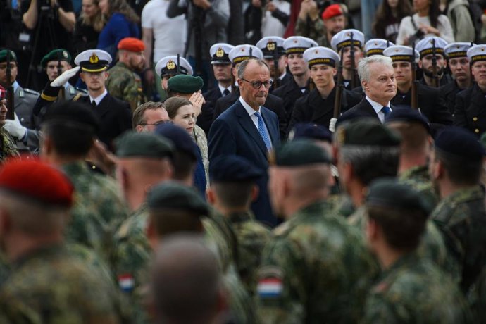 Archivo - Friedrich Merz durante un acto militar en Vilna (archivo)