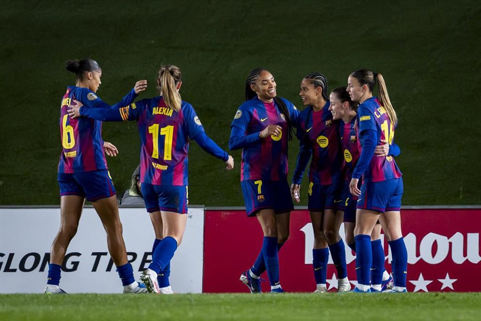 Jugadoras del Barça celebran un gol ante el Real Madrid