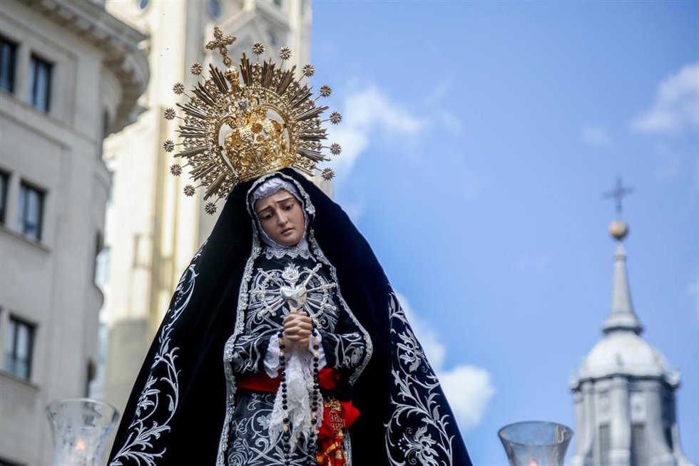 Archivo - Talla de la Virgen de la Soledad en la procesión de La Soledad y del Desamparo y del Cristo Yacente,  a 16 de abril de 2022, en Madrid (España). 
