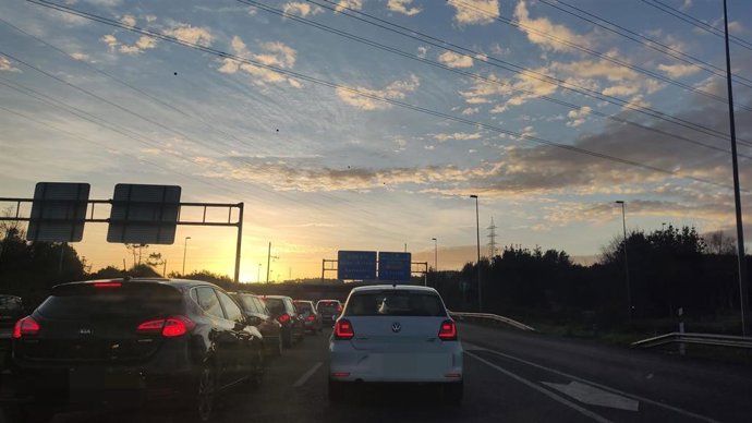 Archivo - Atasco en la autopìsta Y. Tráfico.