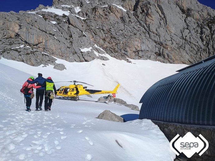Bomberos del SEPA trasladan a un hombre al hospital tras sufrir un esguince en Cabrales