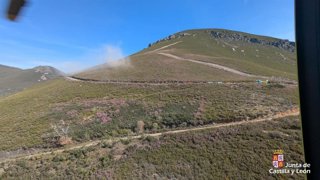 Imagen del operativo de rescate en la pista forestal de Fresnedelo (León) tras el accidente de un motorista en el término de Peranzanes.