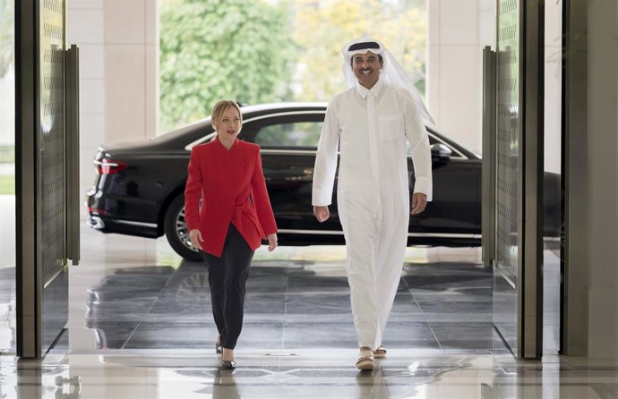 La primera ministra de Italia, Giorgia Meloni, y el emir de Qatar, Tamim bin Hamad Al Thani.