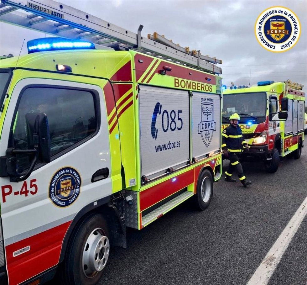 Archivo - Vehículos del Consorcio de Bomberos de la provincia de Cádiz desplazados a un accidente en Tarifa. Imagen de archivo. 