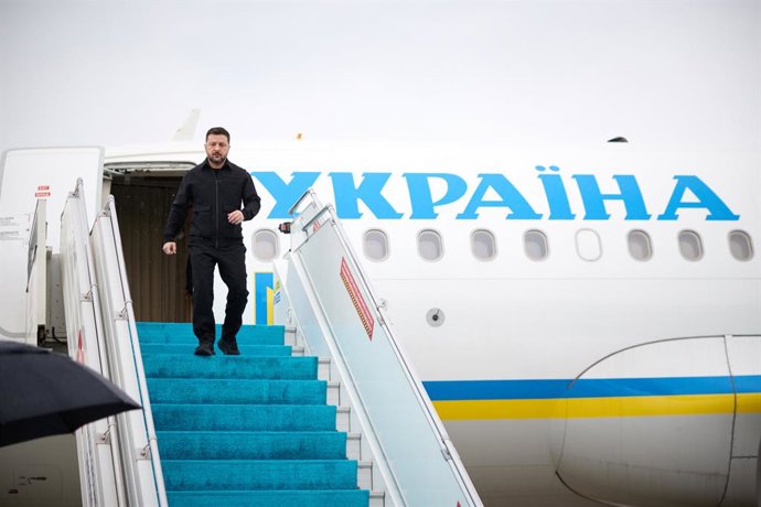 El presidente ucraniano, Volodimir Zelenski, bajando de un avión en Estambul, Turquía