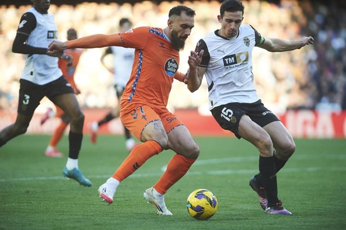 Archivo - Borja Iglesias y César Tárrega en el Valencia-Celta de la pasada temporada en Mestalla