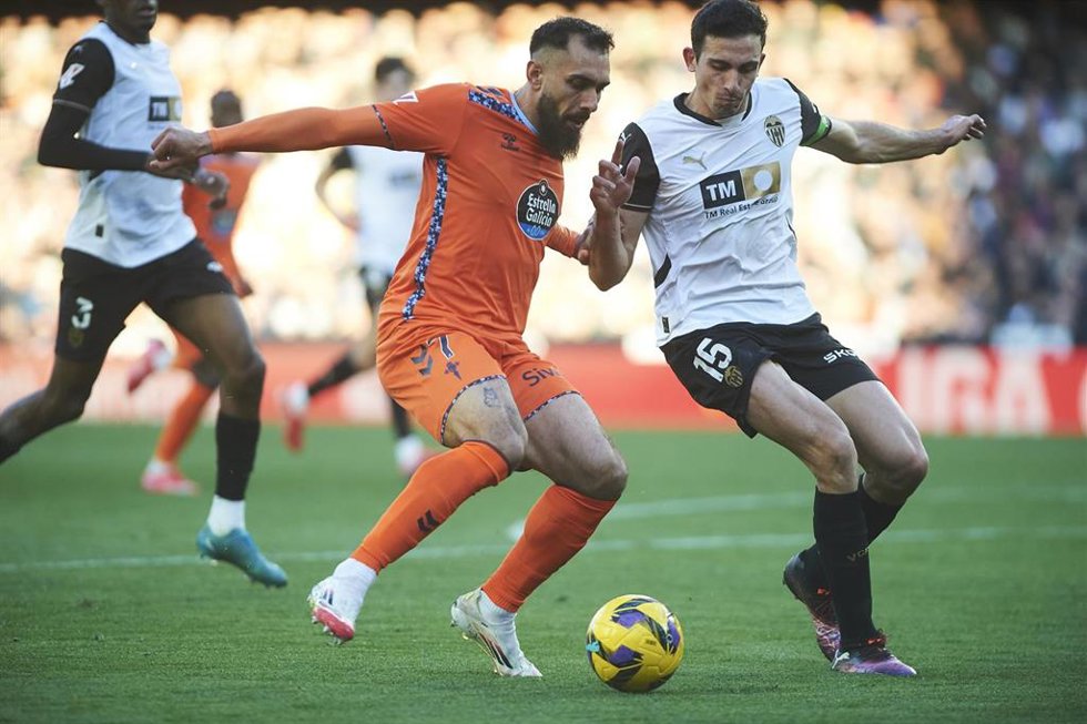 Archivo - Borja Iglesias y César Tárrega en el Valencia-Celta de la pasada temporada en Mestalla